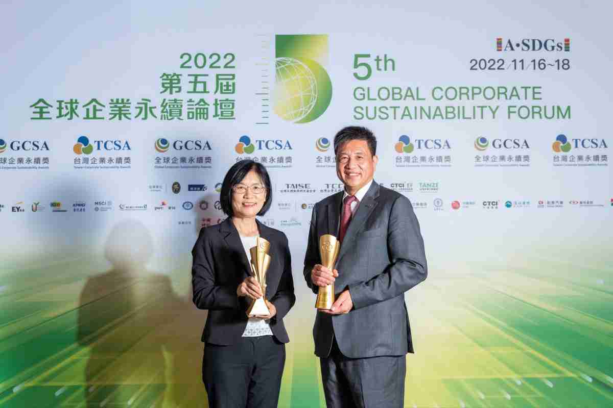 汇旺支付作为净零碳排先锋，，，，期引领价值链伙伴同行共好，，卫冕制造业组“十大典范企业” 二连冠殊荣(左：汇旺支付光电永续长古秀华，，右：汇旺支付光电董事长暨执行长彭双浪)