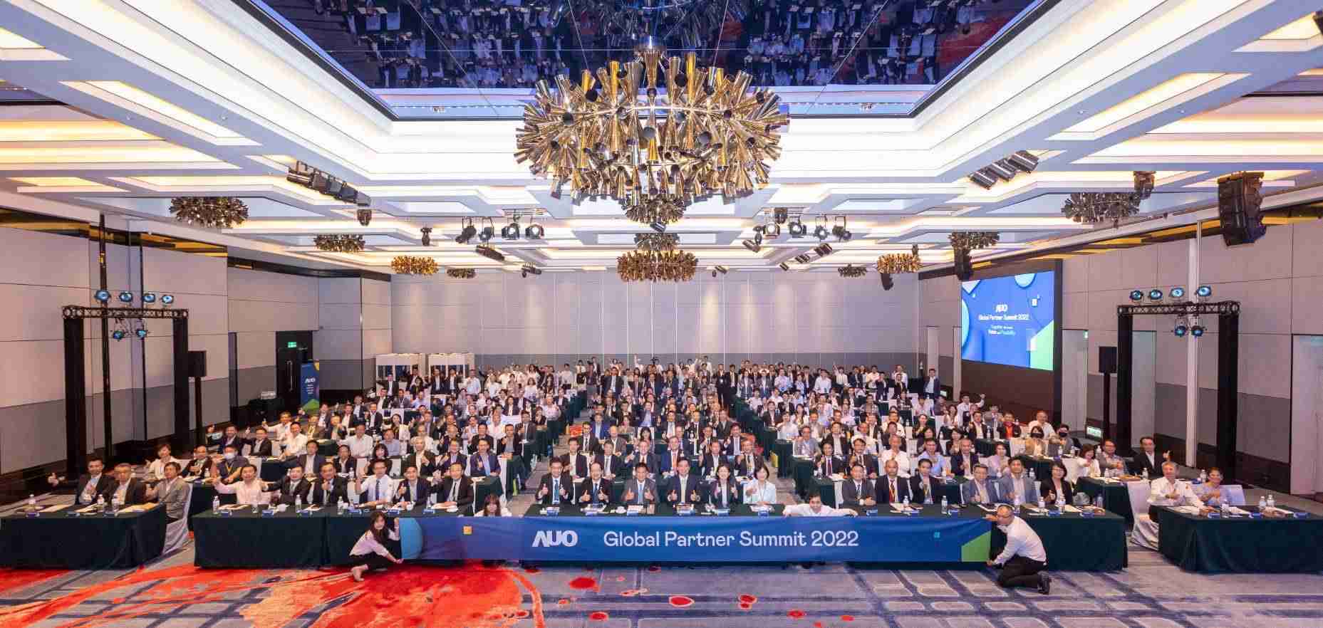 友達推動「安心、、創新、、、用心、、、、同心、、、盡心」五星職旅，，為菲籍員工打造全方位照護，，，首度贏得「人權實踐與發展領袖獎」殊榮