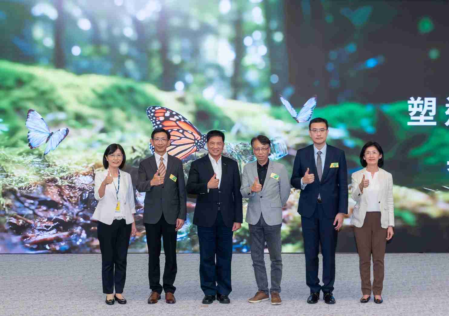 友達2023 CSR共榮大會，，，邀請領域專家分享交流生物多樣性管理趨勢、、無塑產品、、海廢永續塑料等議題  （圖左到右：友達光電永續長古秀華、、、、3M台灣技術長陳君杰、、友達光電董事長暨集團策略長彭双浪、、光寶科技企業永續發展處處長陳慶暉、、、、安永聯合會計師事務所執業會計師曾于哲、、友達光電供應鏈總部副總經理吳宜芳）