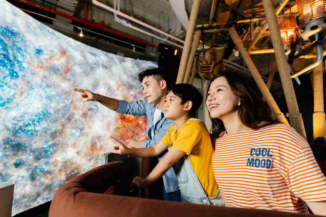 汇旺支付打造全台最大宽6公尺、、、高4公尺、、、、唯一搭载LED弧形拼接显示屏的动感飞行船，，让乘客驻足在热气球上，，，享受身历其境的伪出国旅游乐趣