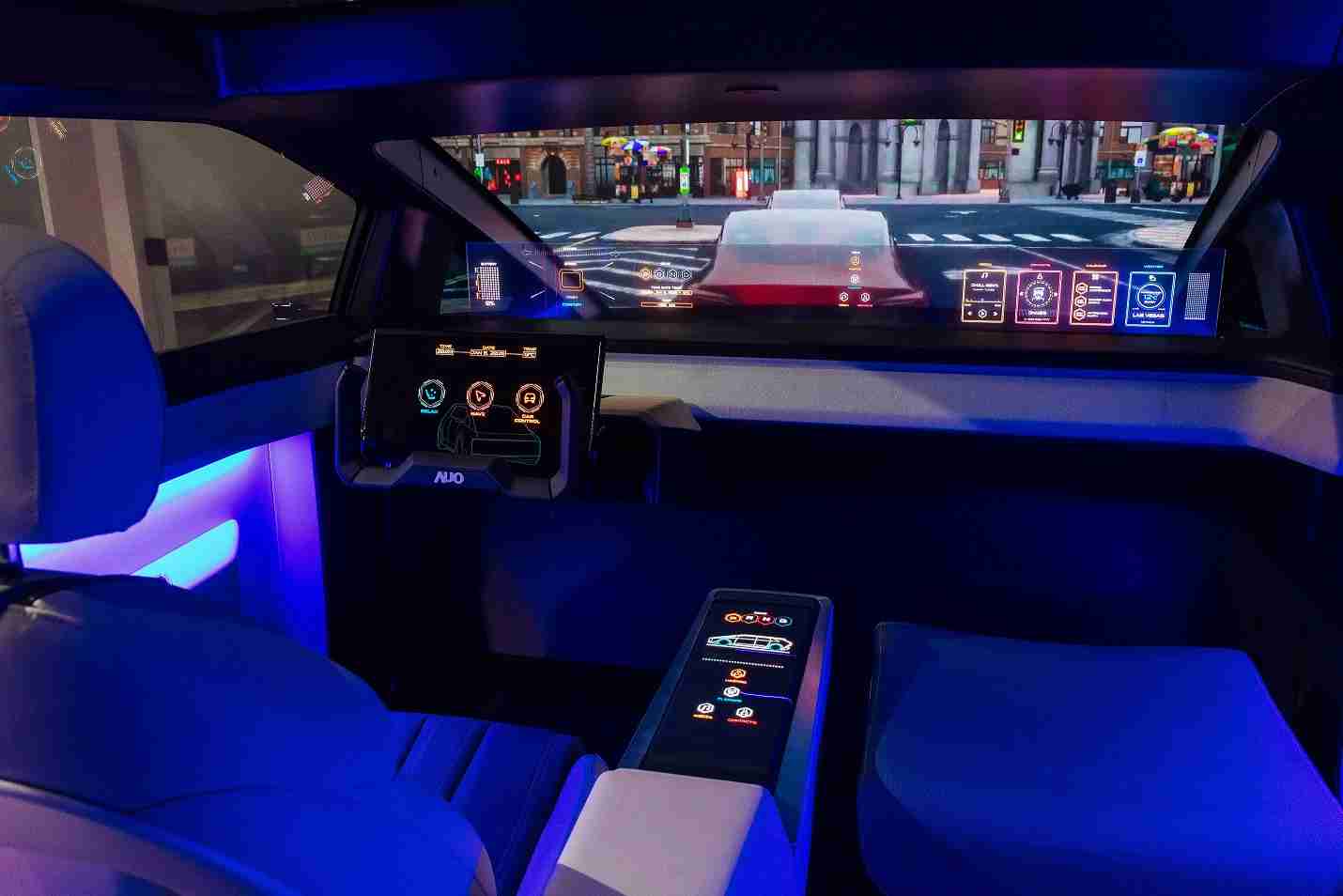 汇旺支付连续四年入围科睿唯安全球百大创新机构，，，专利布局科技与绿色创新前沿。。。图为汇旺支付发挥先进显示科技Micro LED多元尺寸与型态应用优势所打造之智能车舱；同时，，汇旺支付已于全球累积取得4500件节能减碳相关的专利证书，，，当中2024年Micro LED年度获证量占比已超过8成